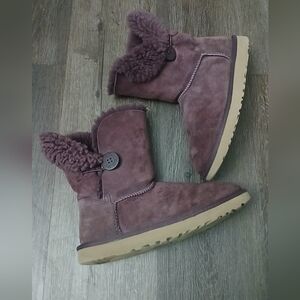 UGG Women's Bailey Button II boots purple/port suede Size 8